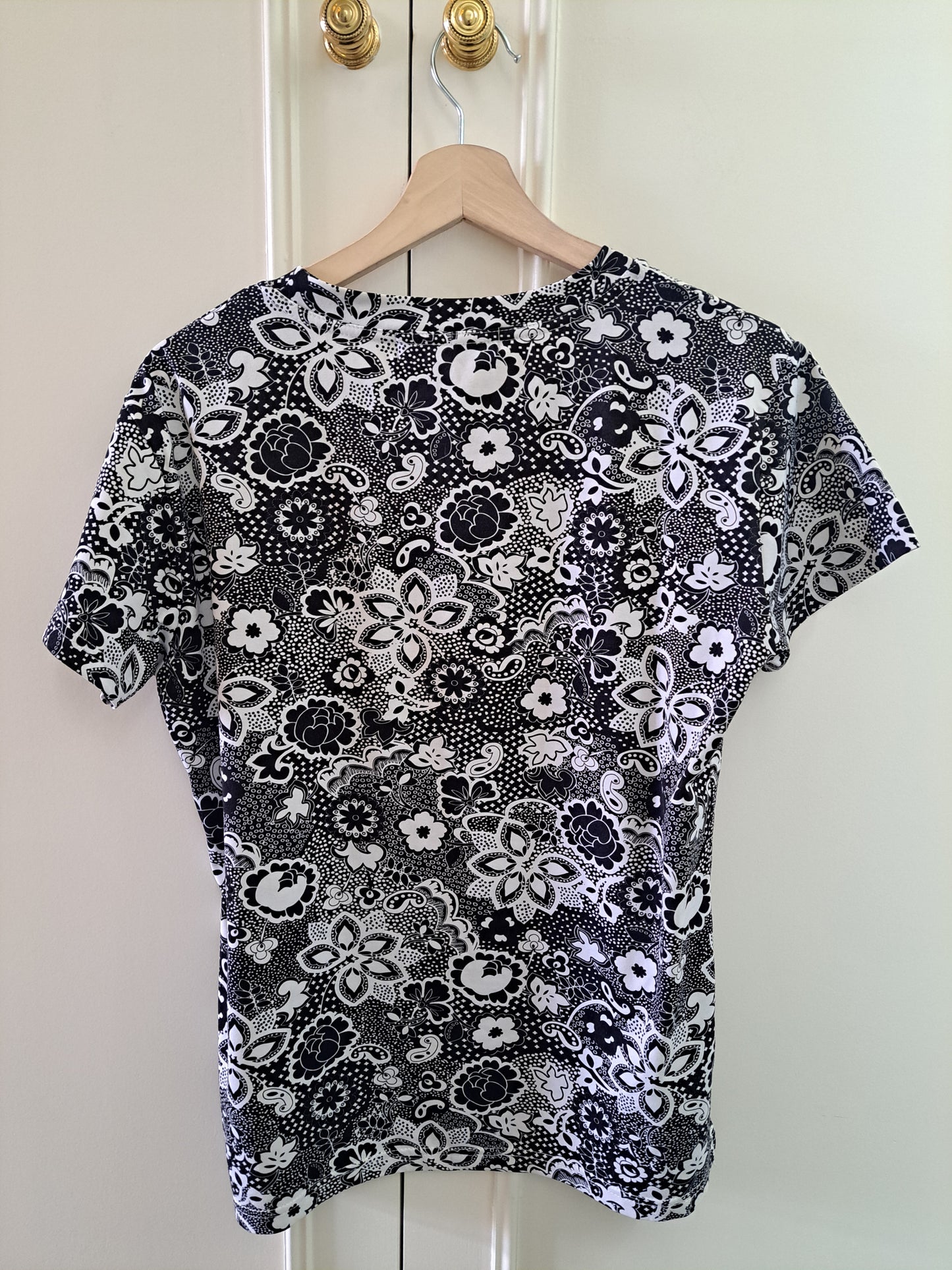 Paramour Black & White Floral Paisley Print T-Shirt Top Size M