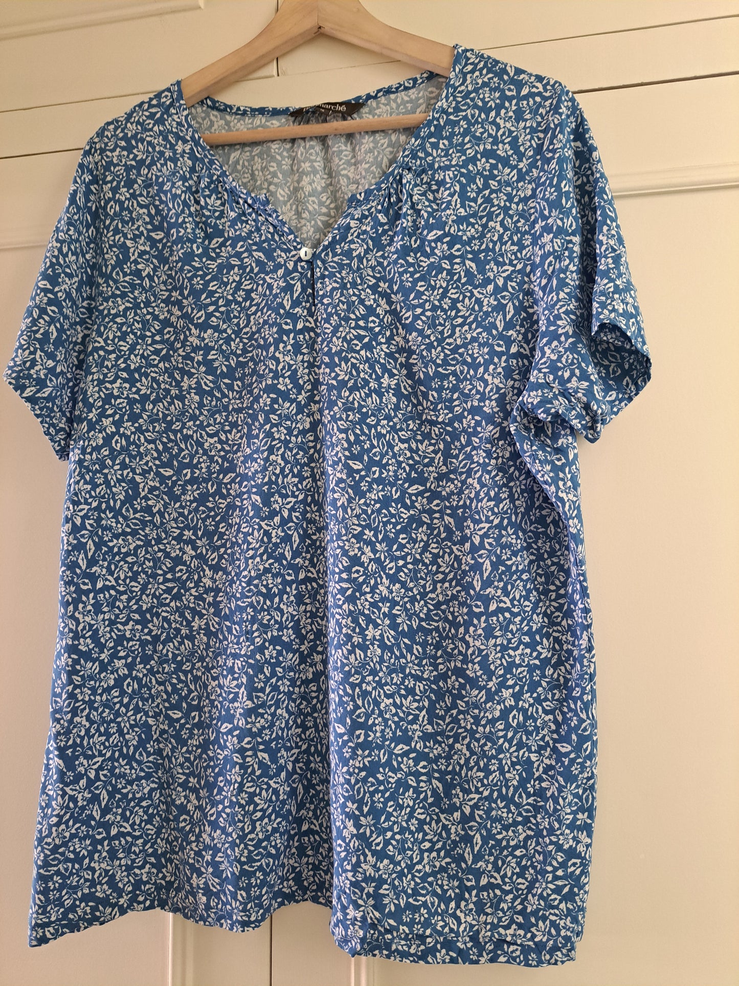 Bonmarché Blue Floral Tunic Top Size 16 100% Viscose Relaxed Fit Blouse