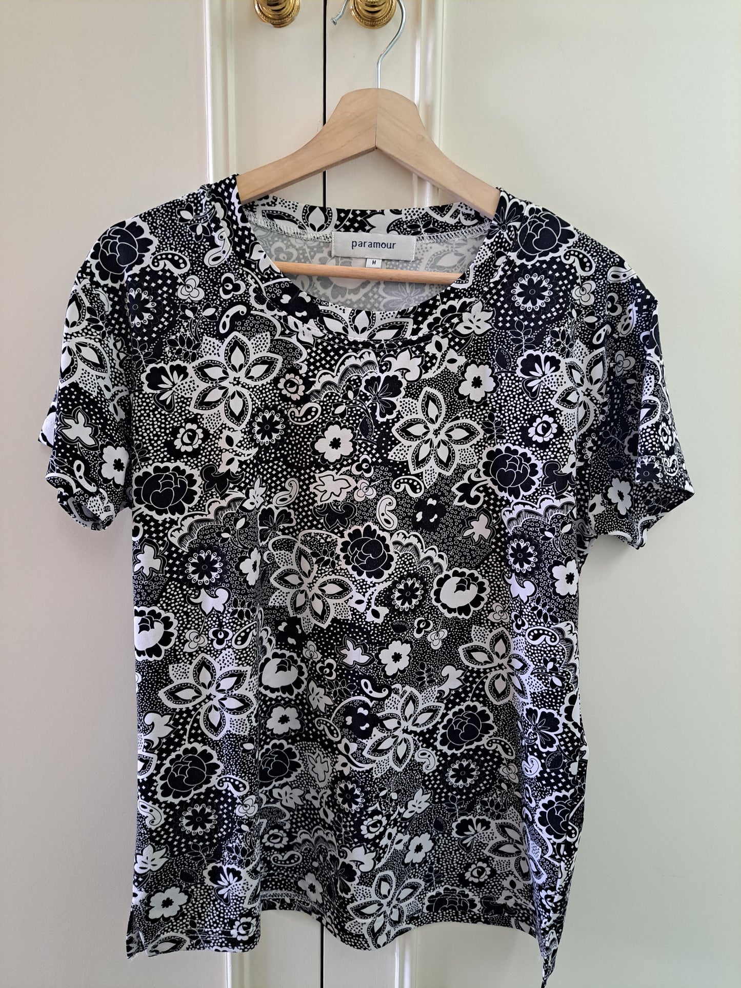 Paramour Black & White Floral Paisley Print T-Shirt Top Size M