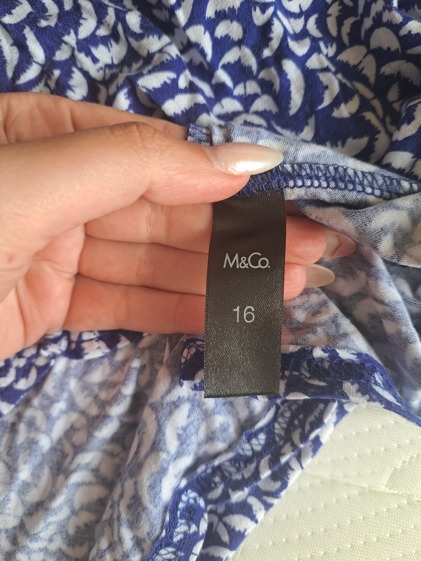 M&Co Blue & White Print Top Size 16 V-Neck Stretch Tunic Top