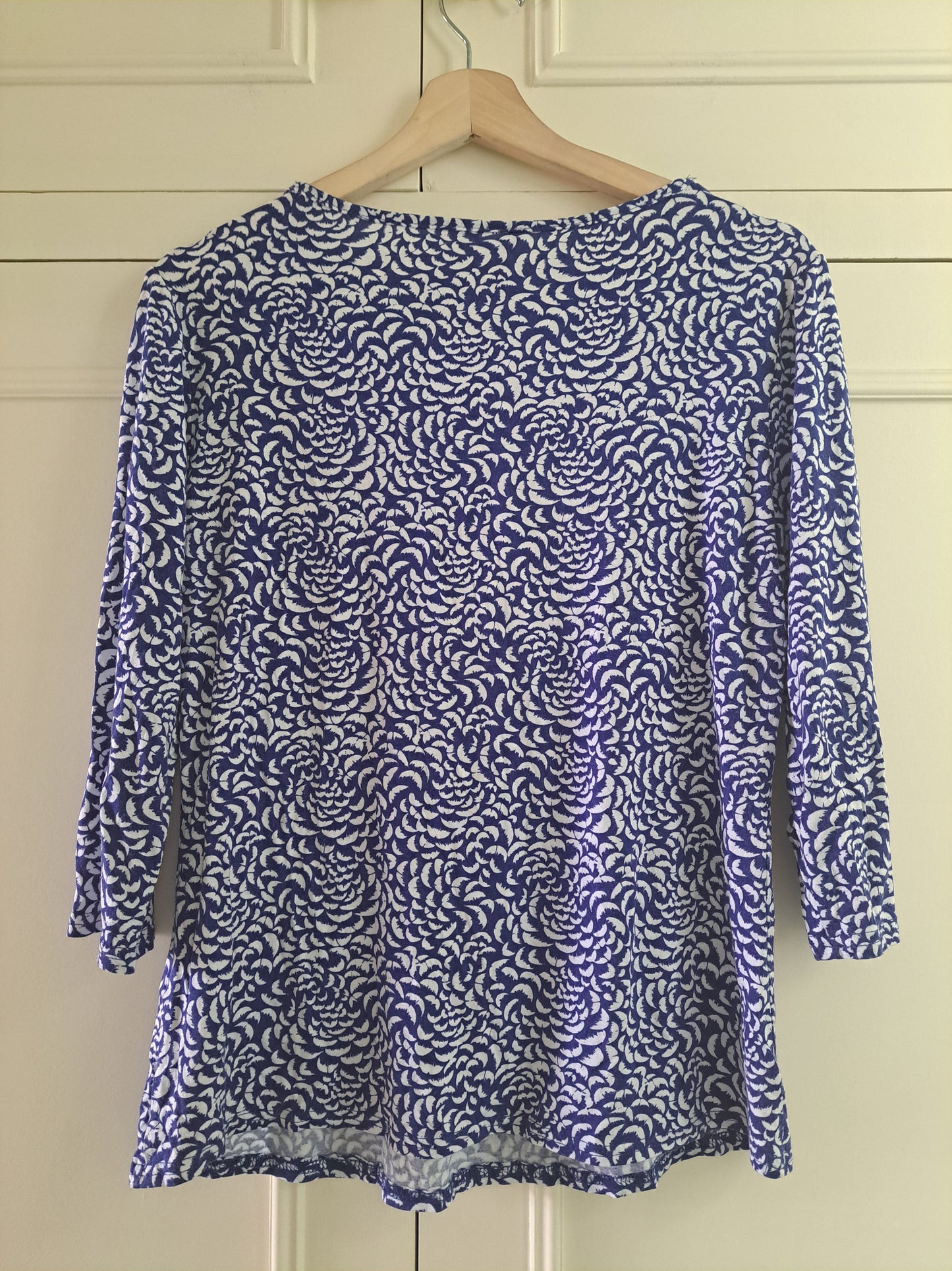 M&Co Blue & White Print Top Size 16 V-Neck Stretch Tunic Top