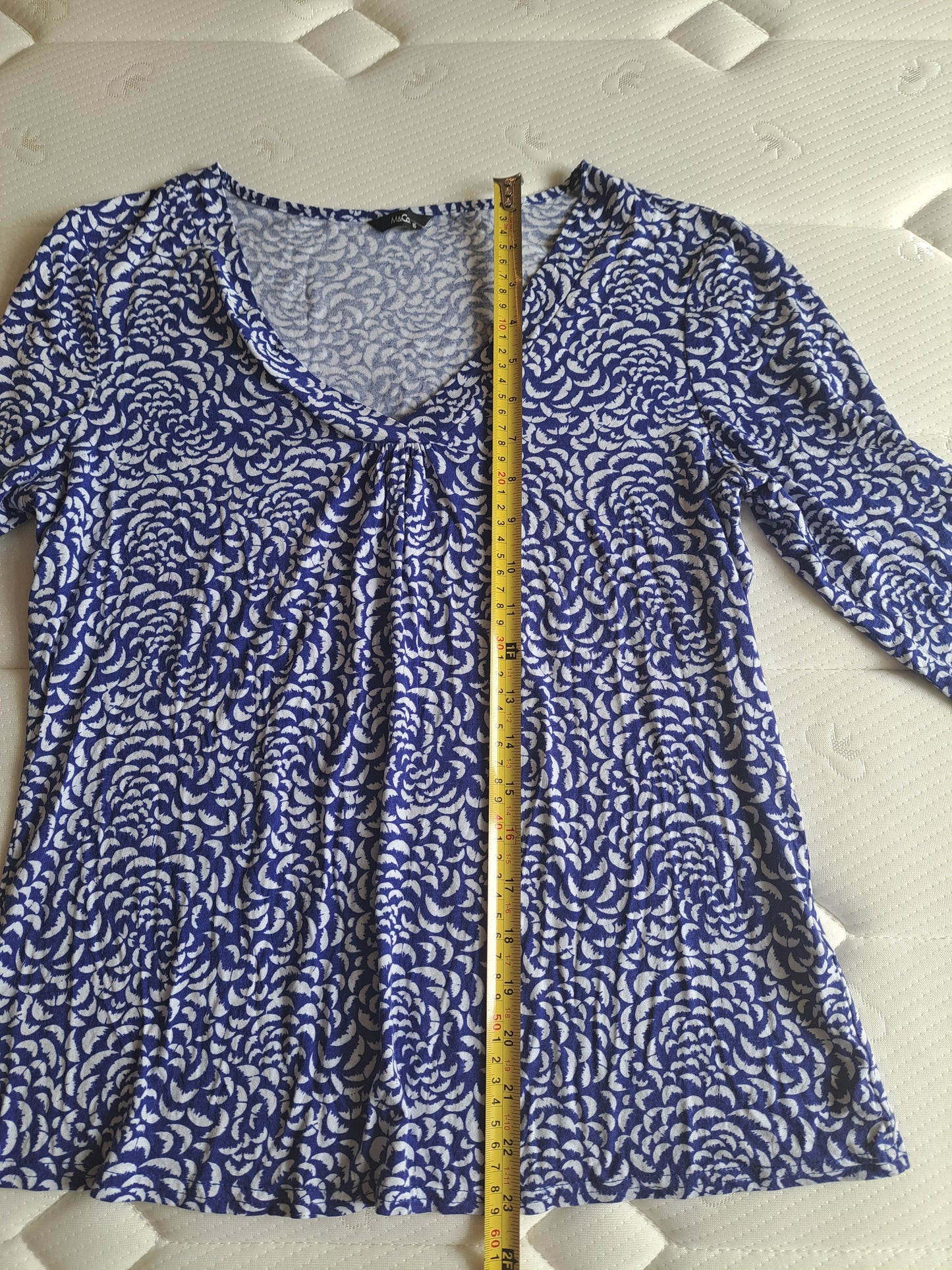 M&Co Blue & White Print Top Size 16 V-Neck Stretch Tunic Top