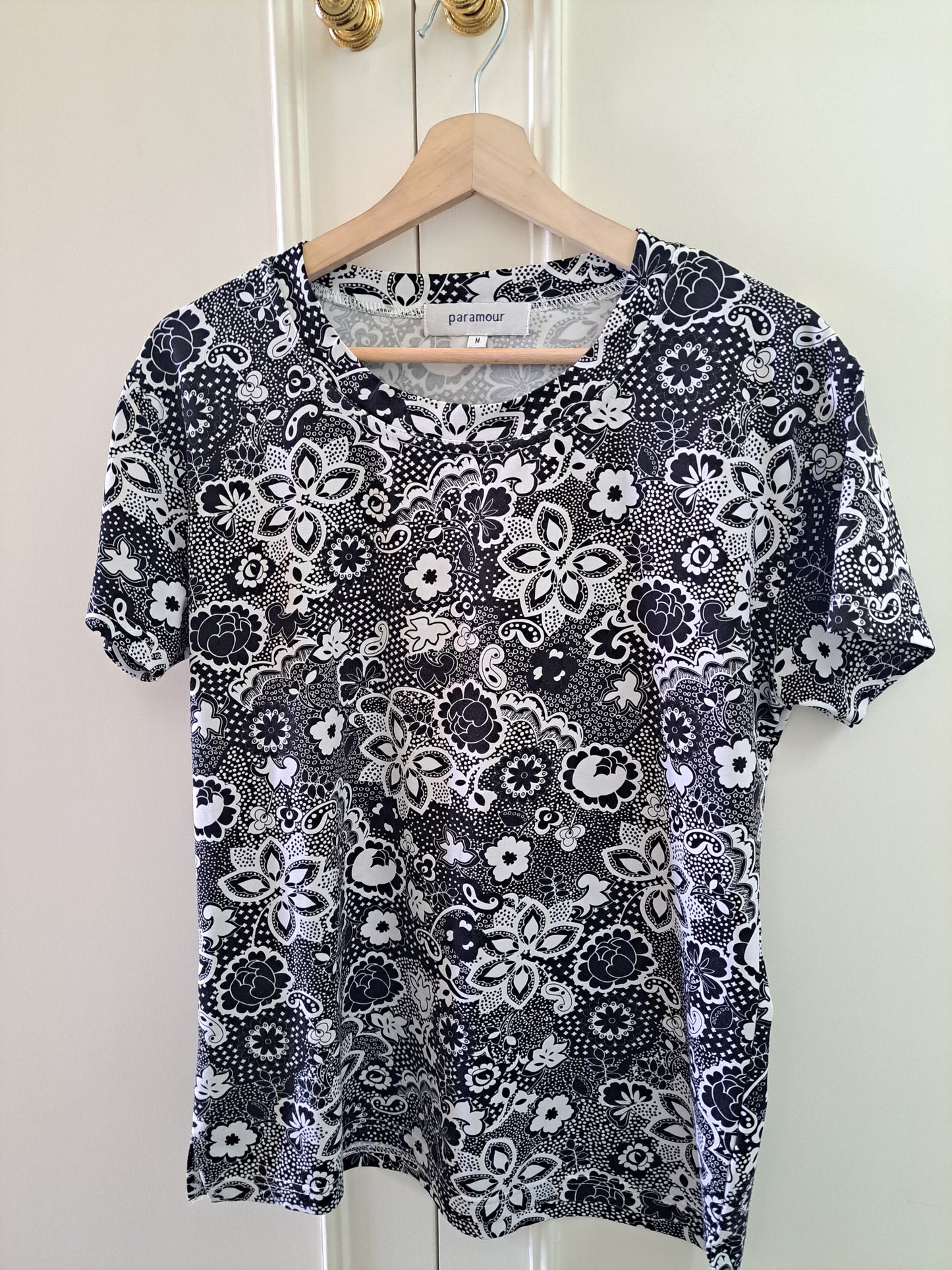 Paramour Black & White Floral Paisley Print T-Shirt Top Size M
