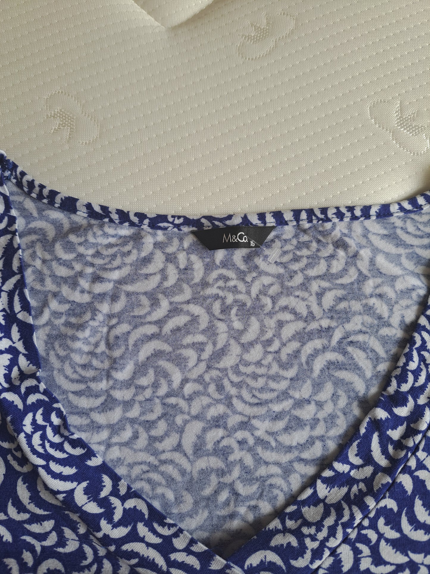 M&Co Blue & White Print Top Size 16 V-Neck Stretch Tunic Top