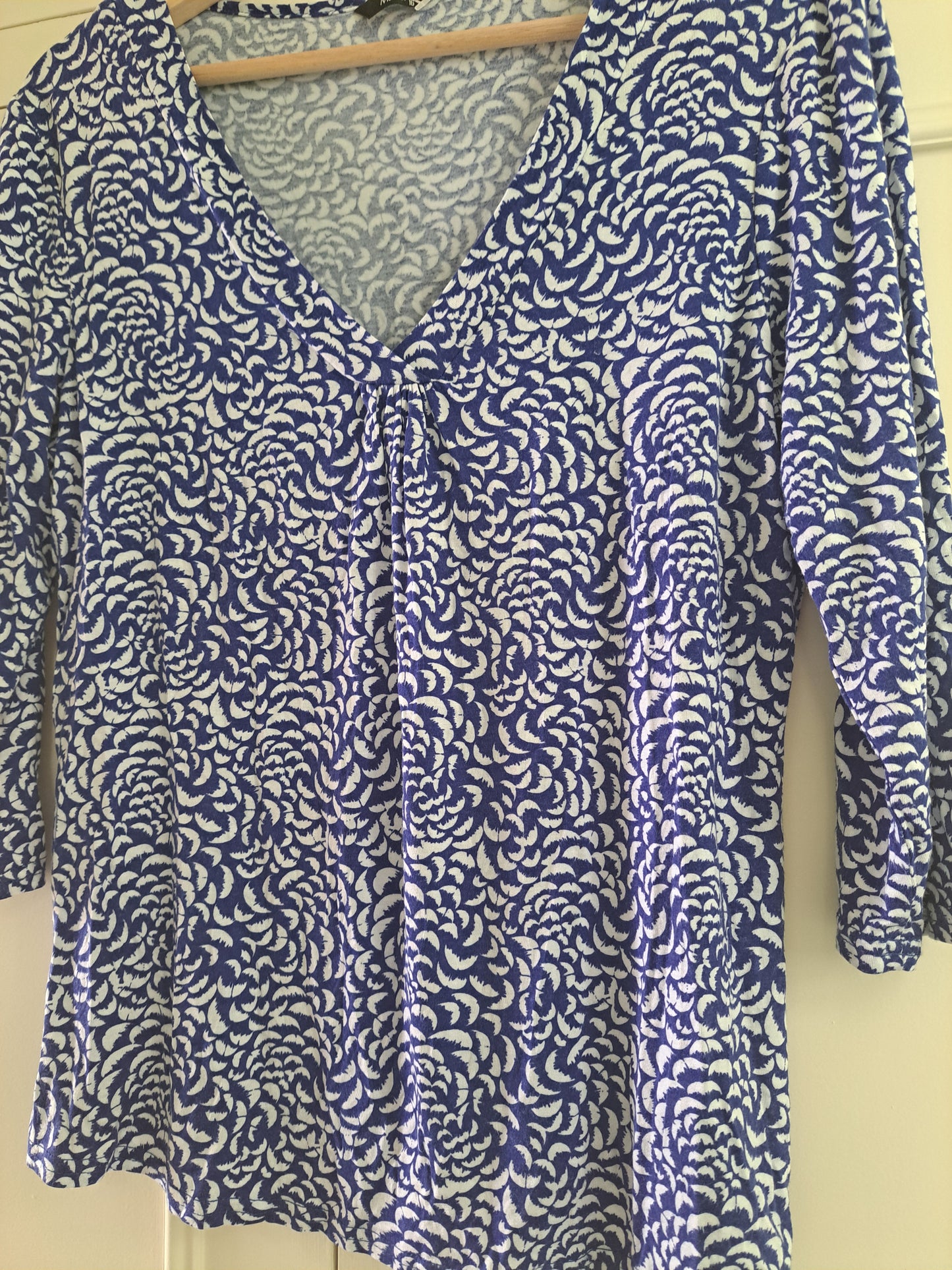 M&Co Blue & White Print Top Size 16 V-Neck Stretch Tunic Top