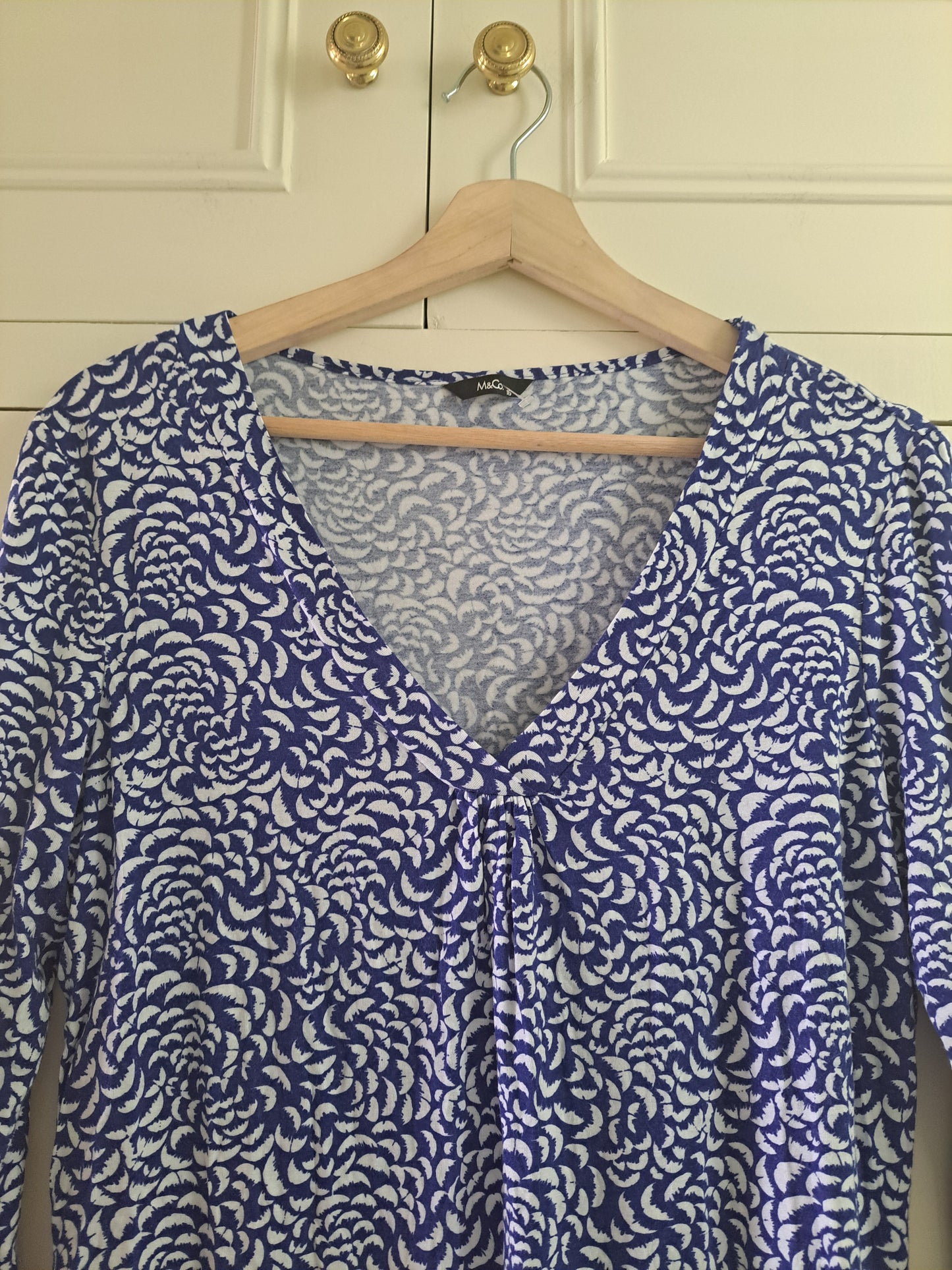 M&Co Blue & White Print Top Size 16 V-Neck Stretch Tunic Top