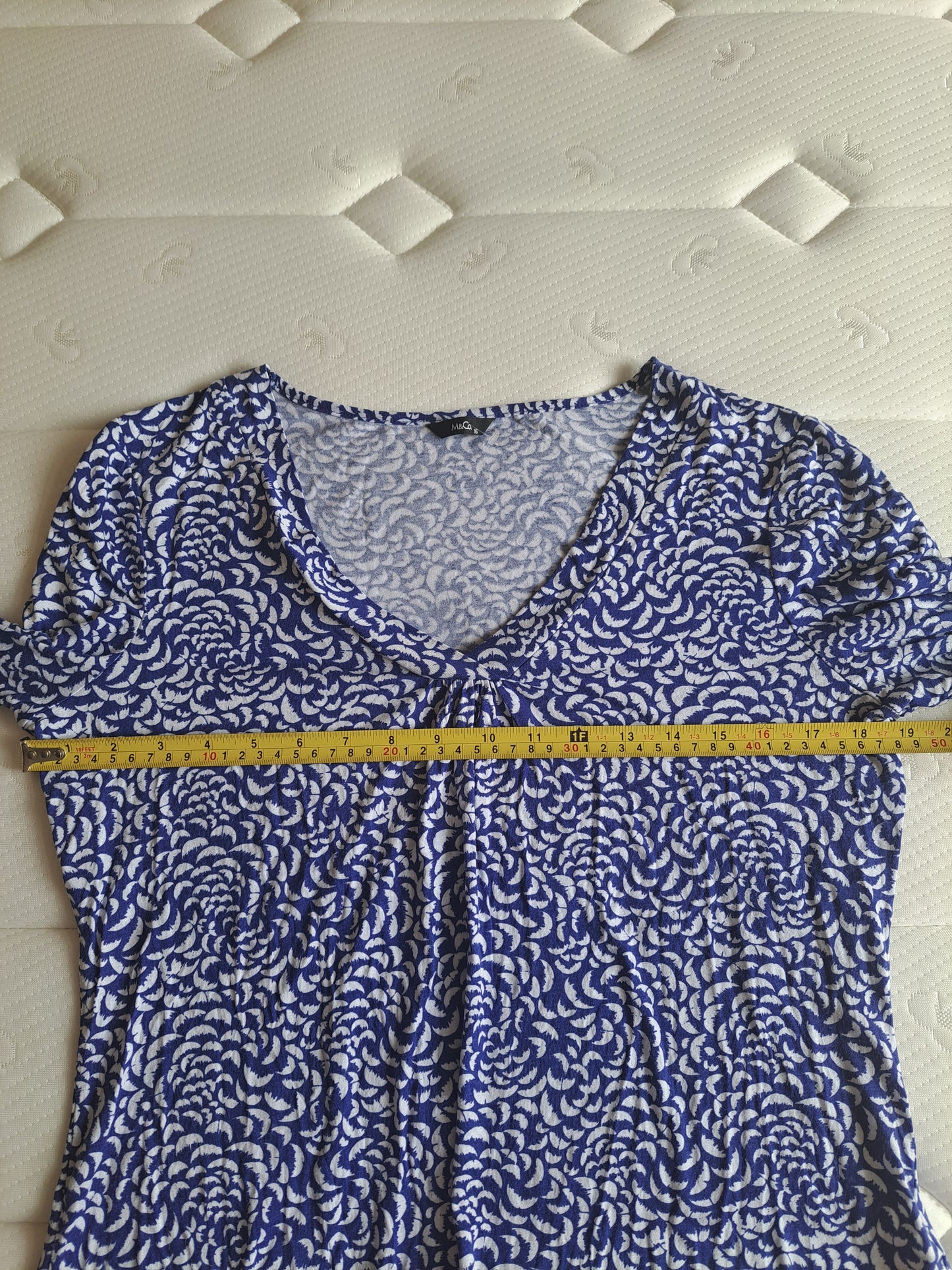 M&Co Blue & White Print Top Size 16 V-Neck Stretch Tunic Top
