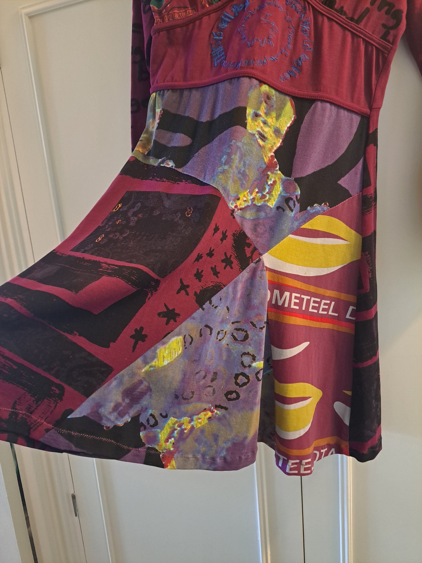Y2K Art Print Midi Dress Size S/M Burgundy Long Sleeve Stretch Dress