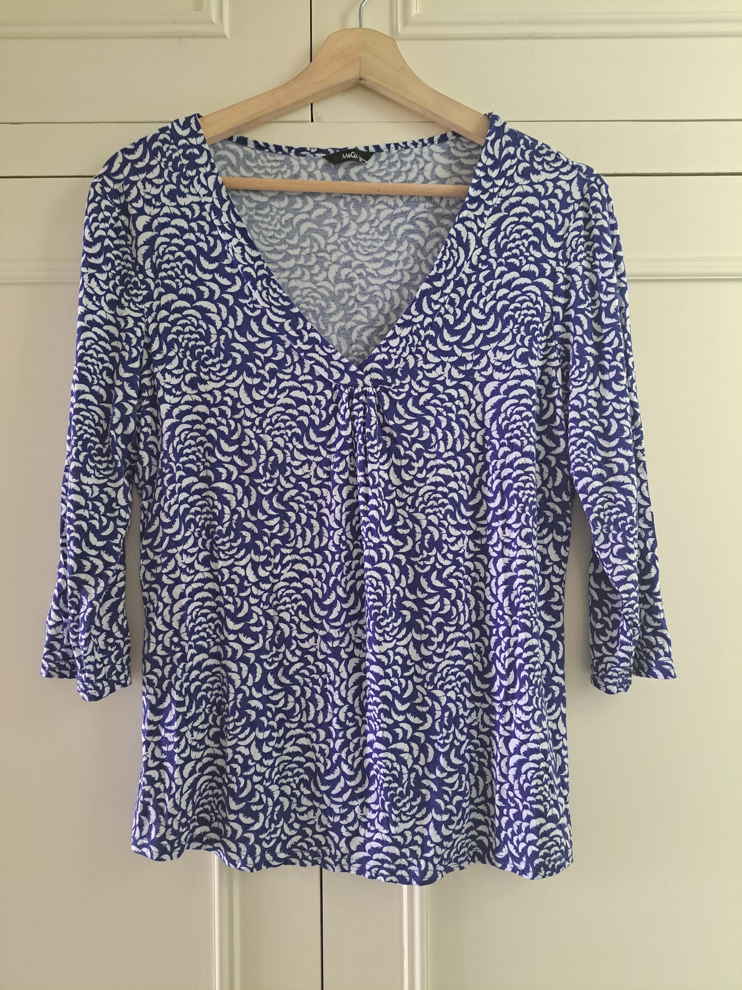 M&Co Blue & White Print Top Size 16 V-Neck Stretch Tunic Top