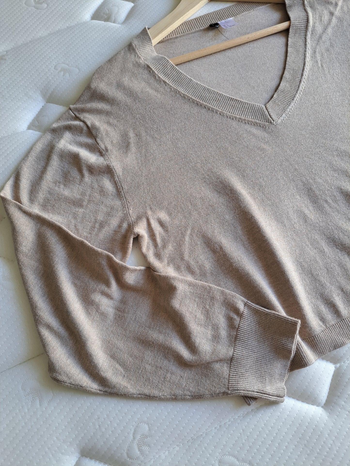 Women’s Beige V Neck Lightweight Knit Jumper Size S Soft Minimal Sweater