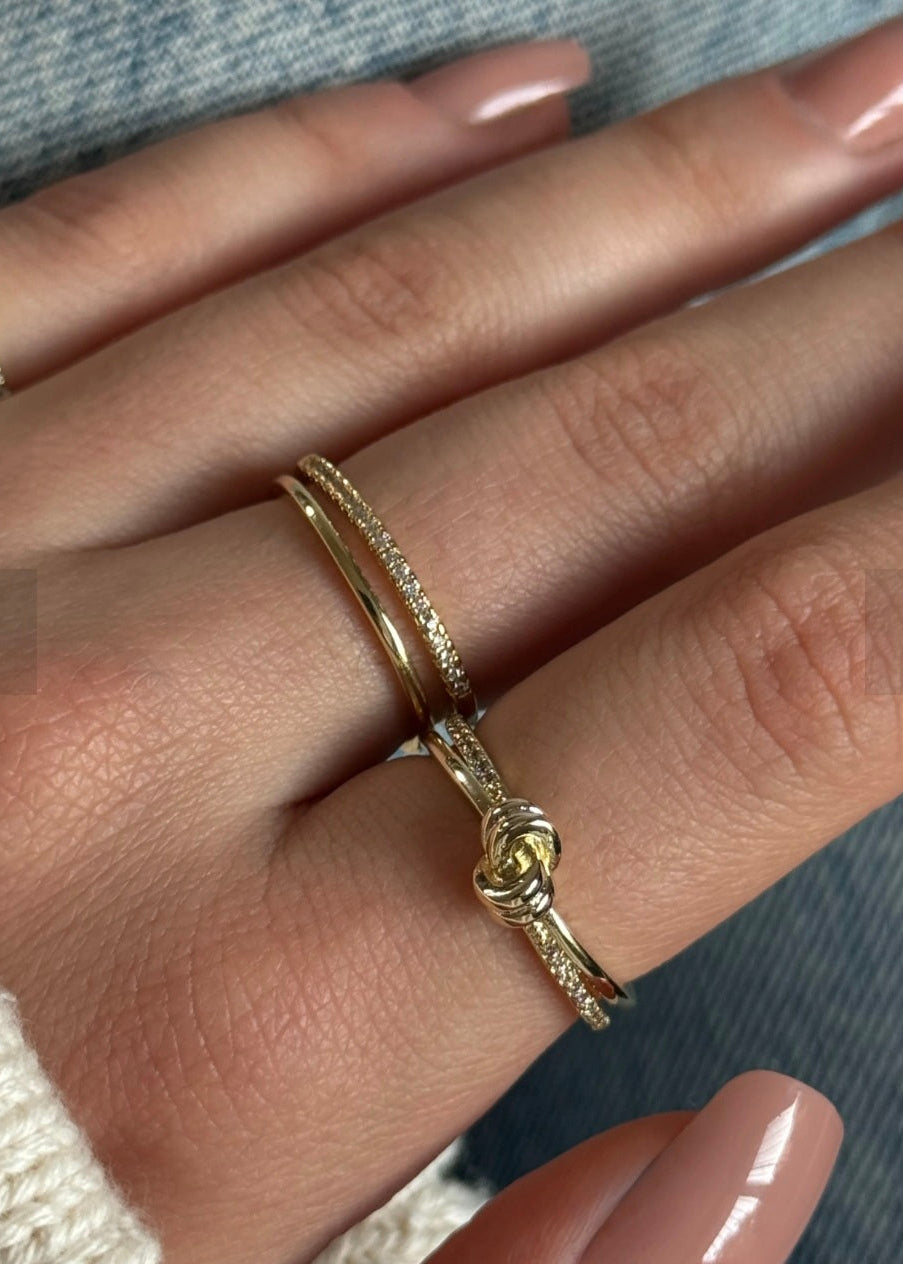 Gold ring on a finger with a blurred background